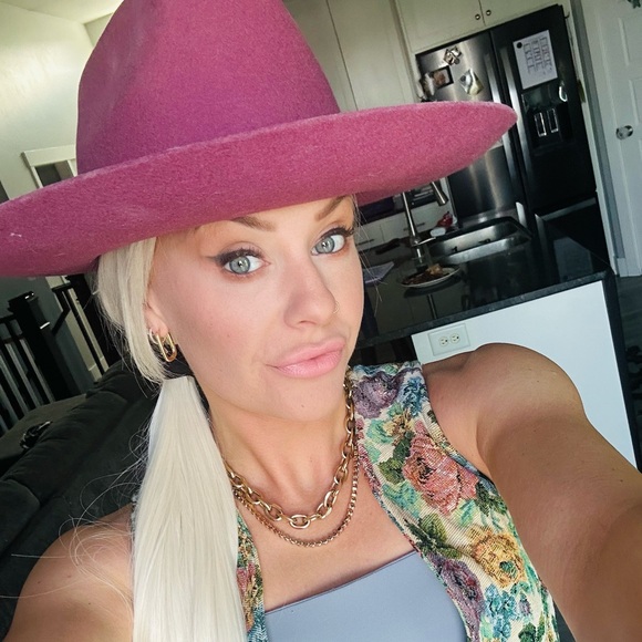 Meet your Posher, Karli - Picture 1 of 1